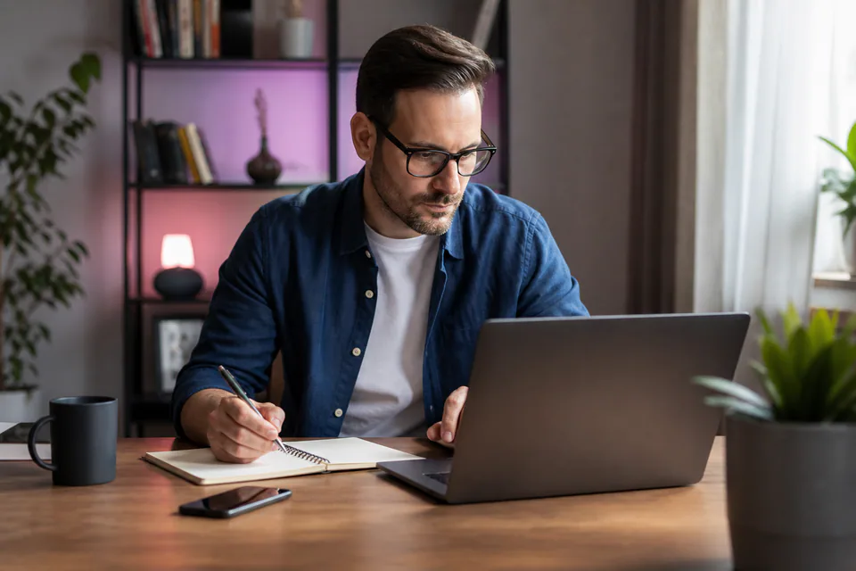 Szolgáltató ügyfélkövető email kampányt tervez laptopon